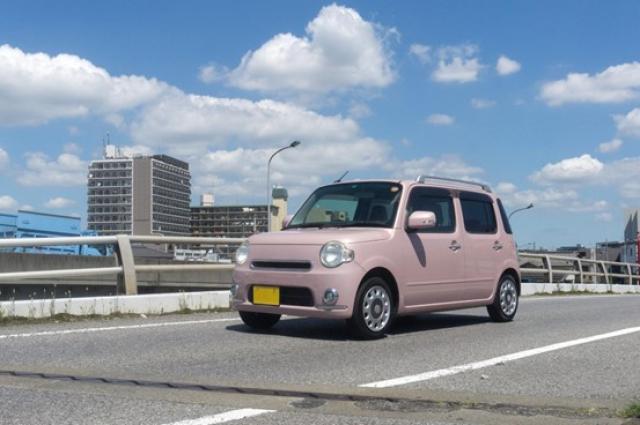 ピンクの軽自動車