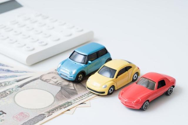 ミニカーと電卓、お金