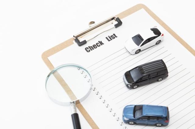 ミニカーと虫メガネ