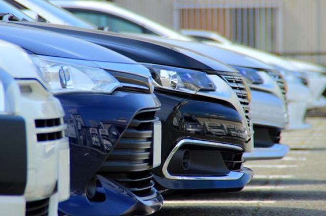 陳列された中古車