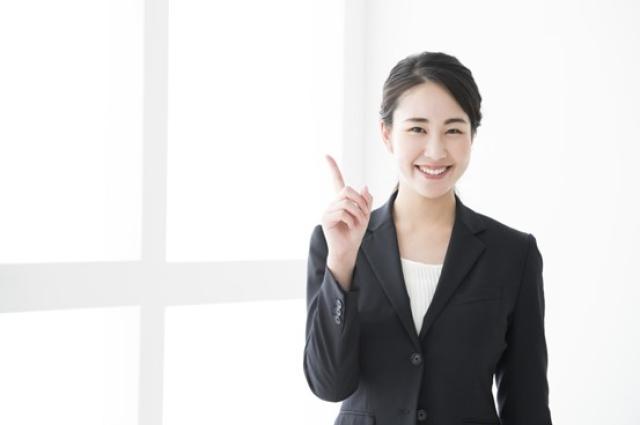 人差し指を立てる女性