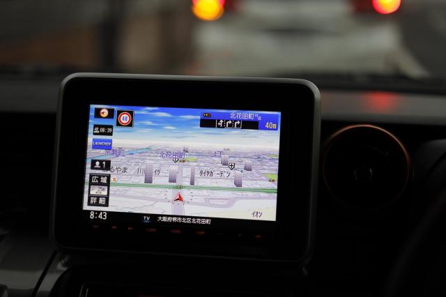 車の下取りでナビはどうする?査定額への影響や初期化方法と高く売るコツ