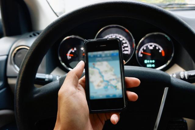 車の下取りでナビはどうする?査定額への影響や初期化方法と高く売るコツ