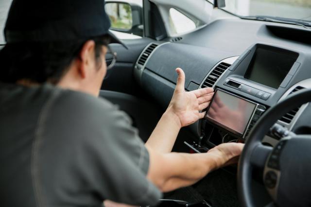 車の下取りでナビはどうする?査定額への影響や初期化方法と高く売るコツ