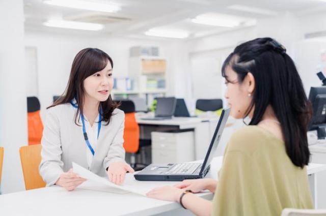 窓口業務をする女性