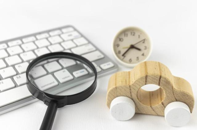 車の模型と時計、虫メガネ