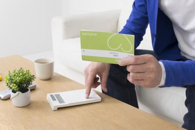 返済プランを立てる男性