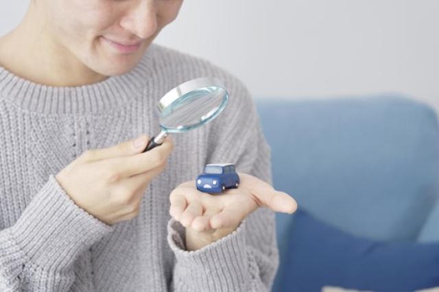 ミニカーをじっくりと見る男性