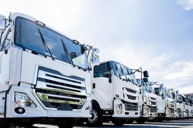 一列に並ぶトラック