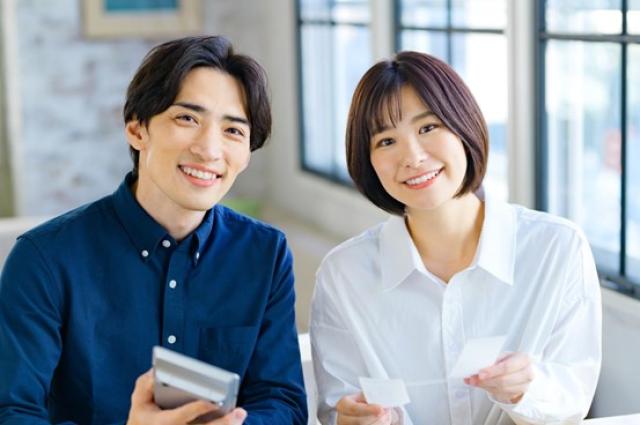 経費計算をする男女