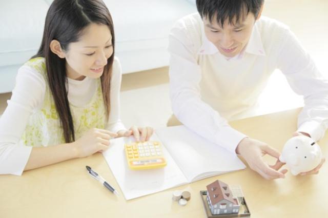 返済計画を立てる夫婦