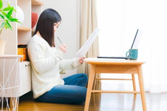 書類を確認する女性