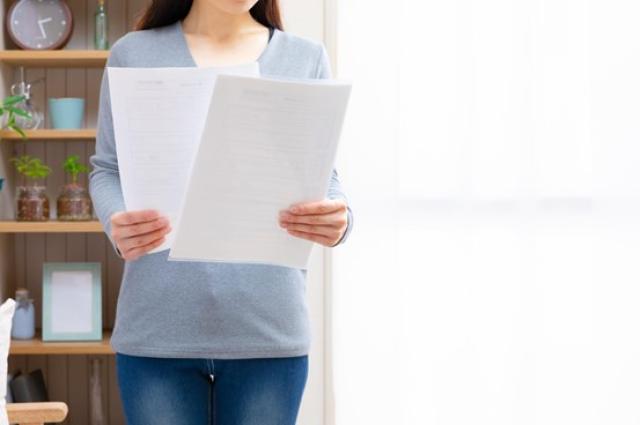 書類比較をする女性