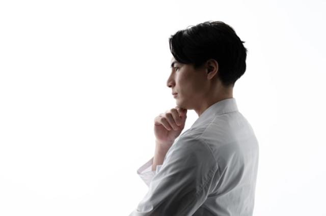 考える男性