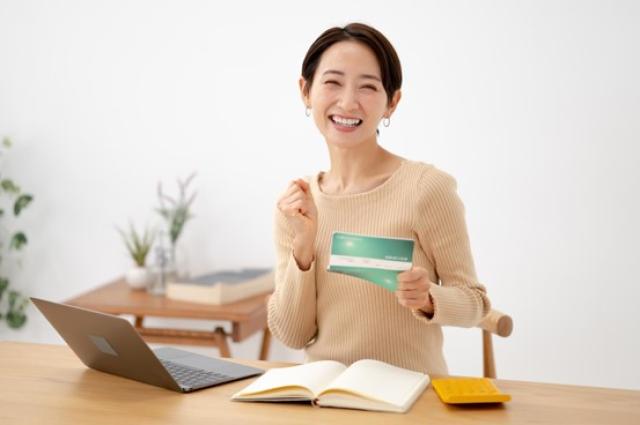 審査に通って喜ぶ女性