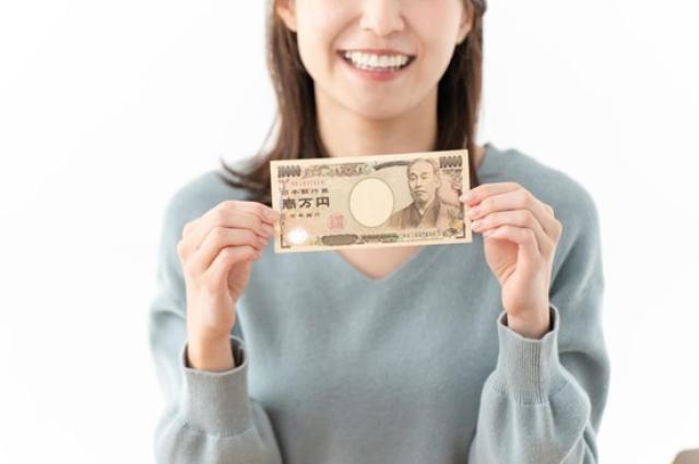 現金を持つ女性