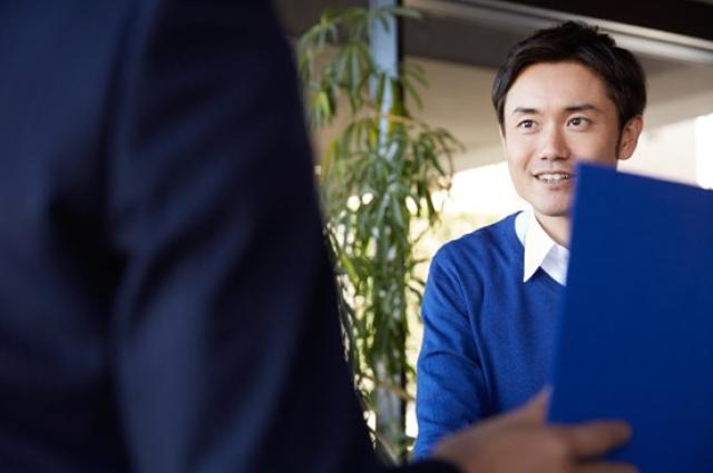 車購入を検討する男性