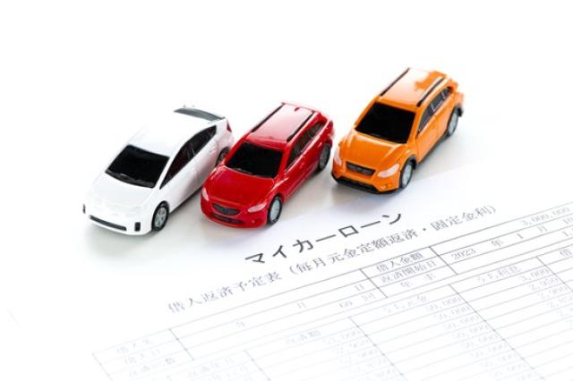 マイカーローンの書類と3台のミニカー