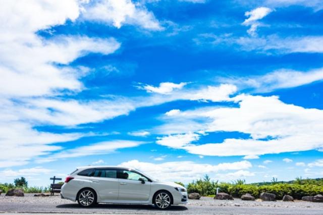 青空を背景に停車する自動車