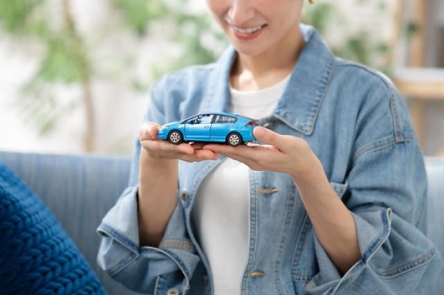 ミニカーを持つ女性