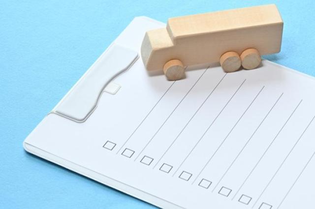 車の模型とチェックリストの書類
