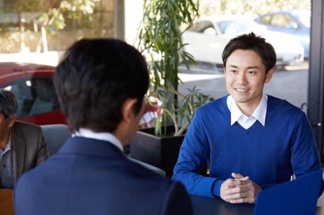 ディーラーでの商談風景