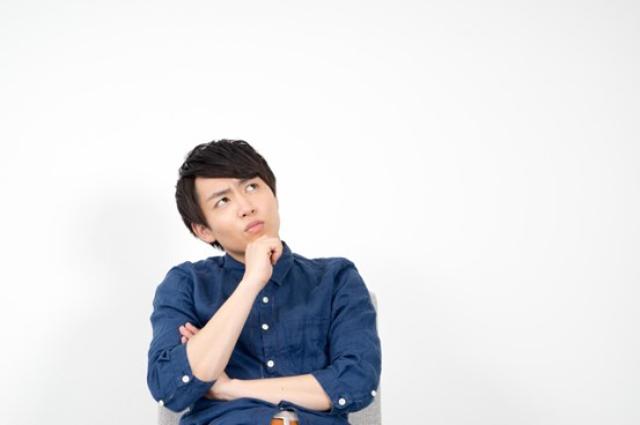 考える若い男性