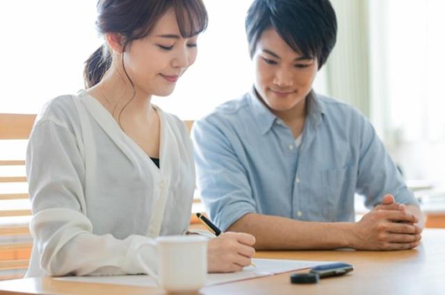 書類に記入する男女