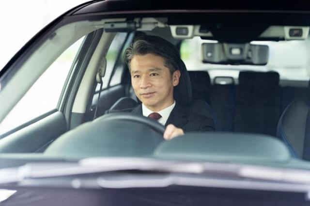 代車を運転する男性