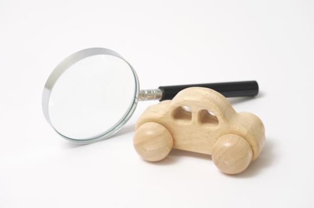 ミニカーと虫メガネ