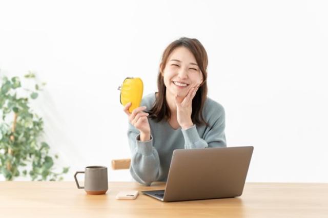 財布を持つ笑顔の女性