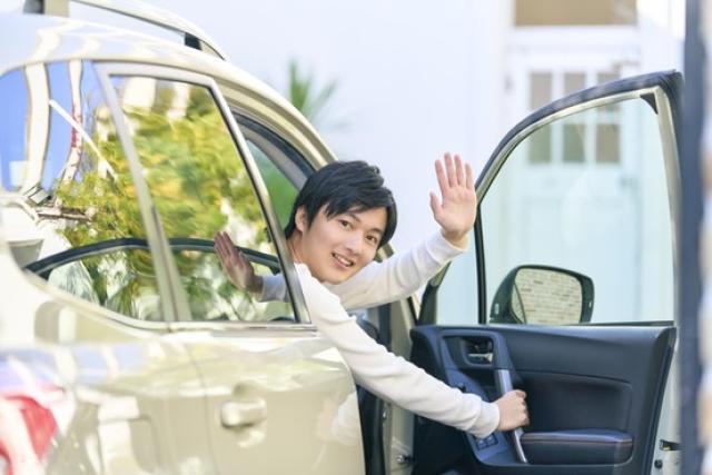 車のドアを開ける男性