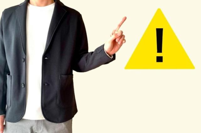 注意点を呼びかける男性