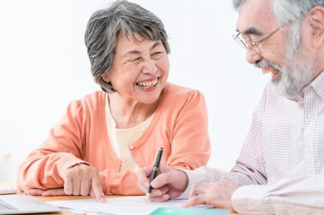 ローンの計画を練る高齢夫婦