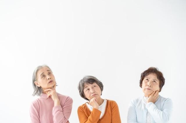 考える高齢女性たち