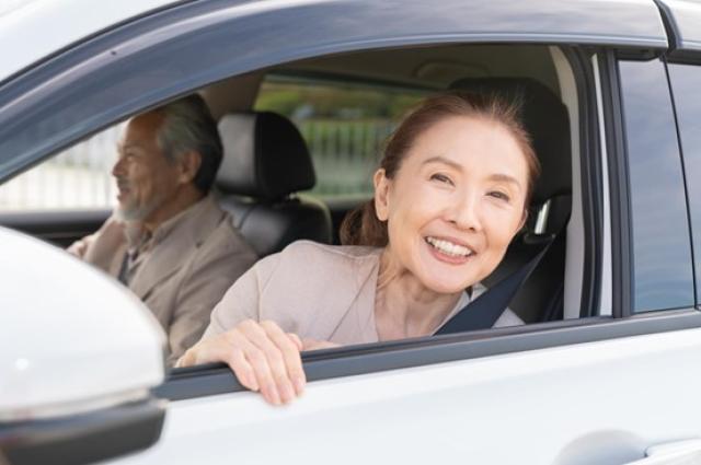 車でお出かけする高齢夫婦