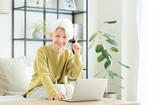 アドバイスを促す高齢女性