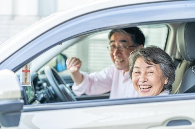 年金暮らしでも自動車ローンは組める!審査通過のポイントと注意点