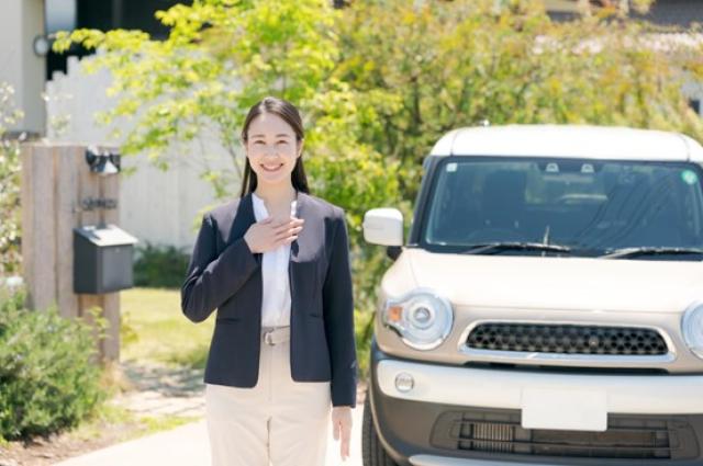 車の横に立つ女性