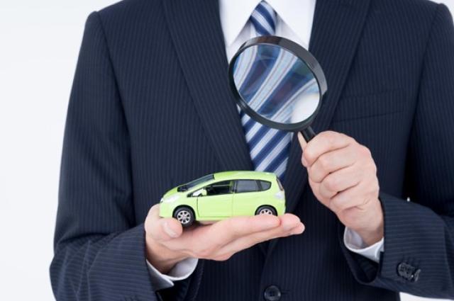 ミニカーをよく見る男性