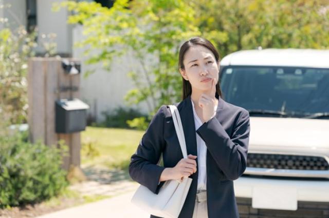 考える女性