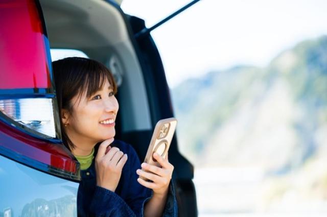 スマホで検索する女性