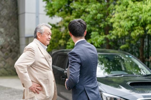 車購入をする高齢男性