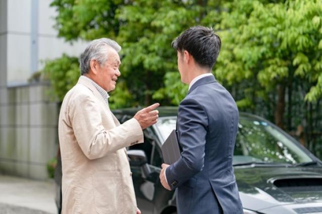 高齢男性と買取業者の男性