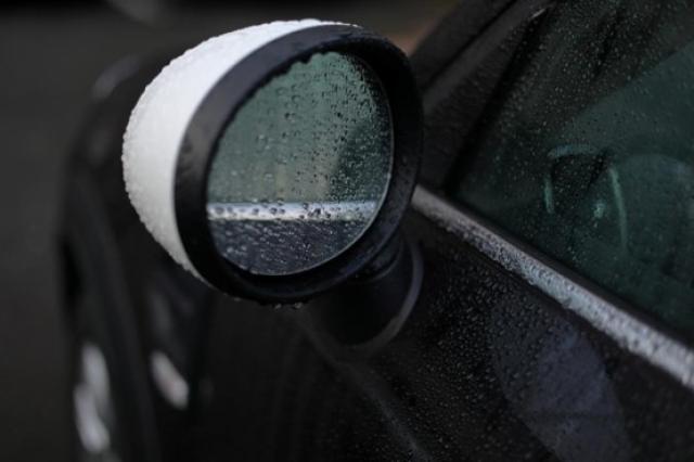 水にぬれたサイドミラー