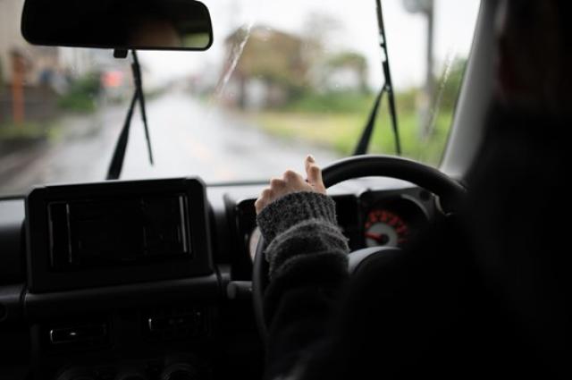 悪天候時に車を運転する様子