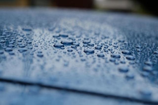 水にぬれた車のボディ