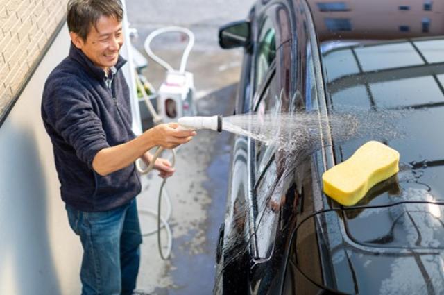 洗車をする男性