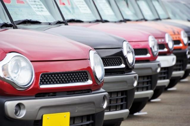 販売店に並ぶ軽自動車
