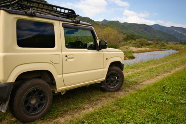 オフロードをドライブする四輪駆動の軽自動車
